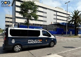 Furgón de la Policía Nacional, junto a la Jefatura Superior de Cantabria.