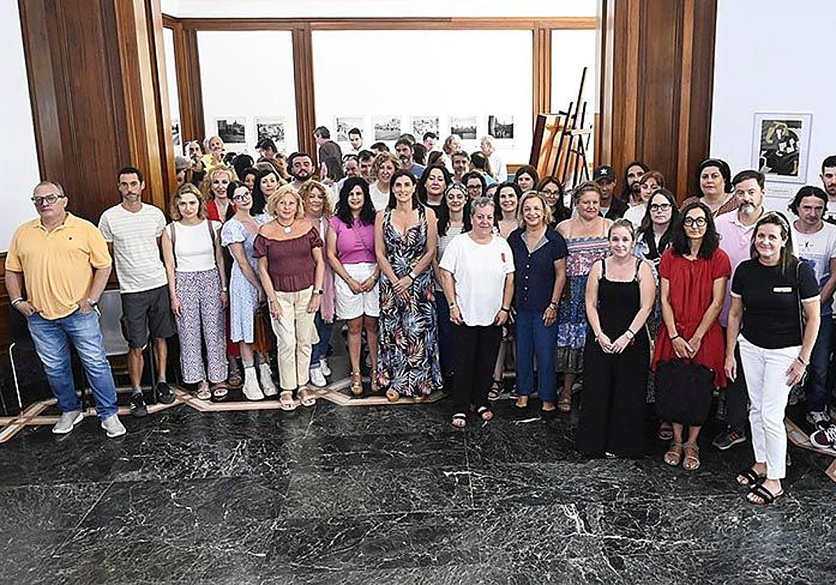 Foto de familia de los nuevos empleados del Ayuntamiento de Santander con la alcaldesa, Gema Igual, la directora del Emcan, Lucía Serrano, y la concejala de Empleo, Chabela Gómez-Barreda.