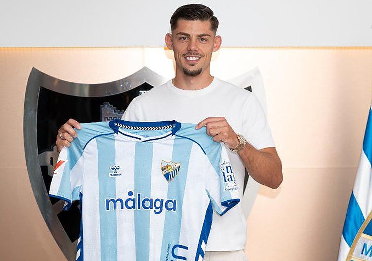 Javi Montero, con la camiseta del Málaga, su nuevo equipo, tras desvincularse del Racing.
