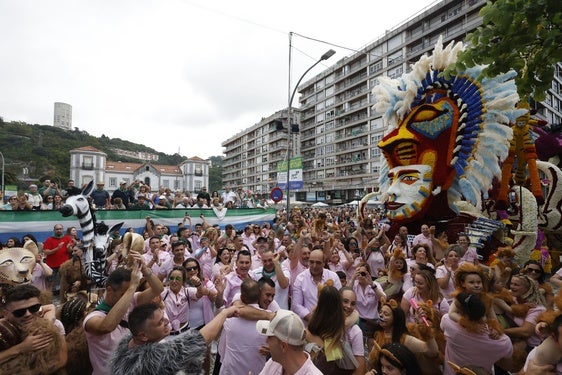 La carroza 'Una y mil veces' de la asociación 'Mi vida loca' conquistó la anterior edición de la Batalla de Flores, una festividad que se celebra a final de mes en Laredo.