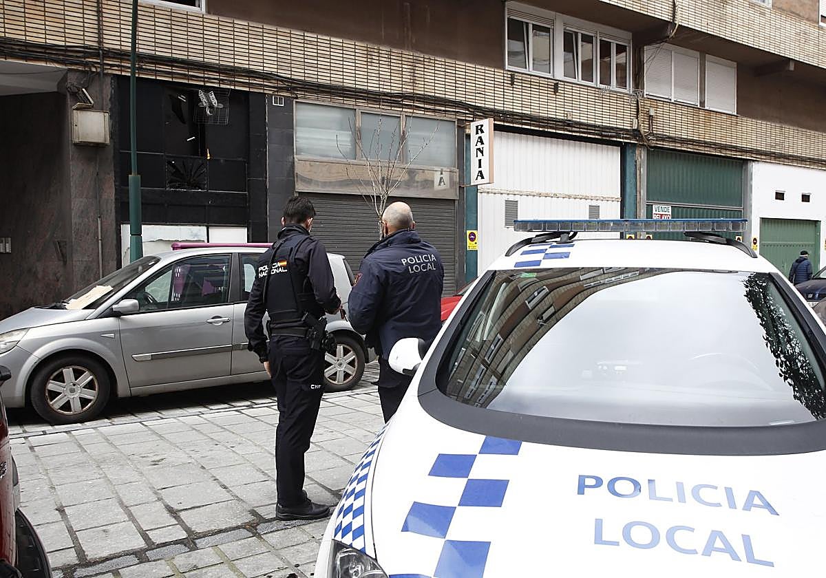 Agentes de la Policía Local en las calles de Torrelavega.