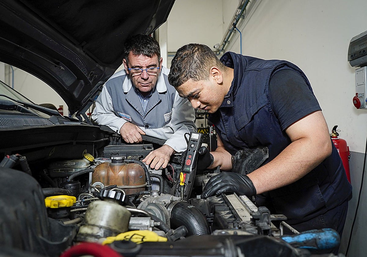 Un empleado veterano orienta a un compañero más joven.