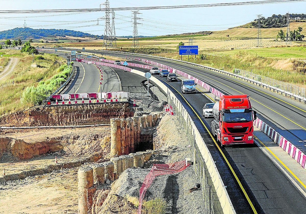 Los vehículos que circulan en sentido a Santander lo hacen por un carril de la calzada que lleva sentido a Palencia.