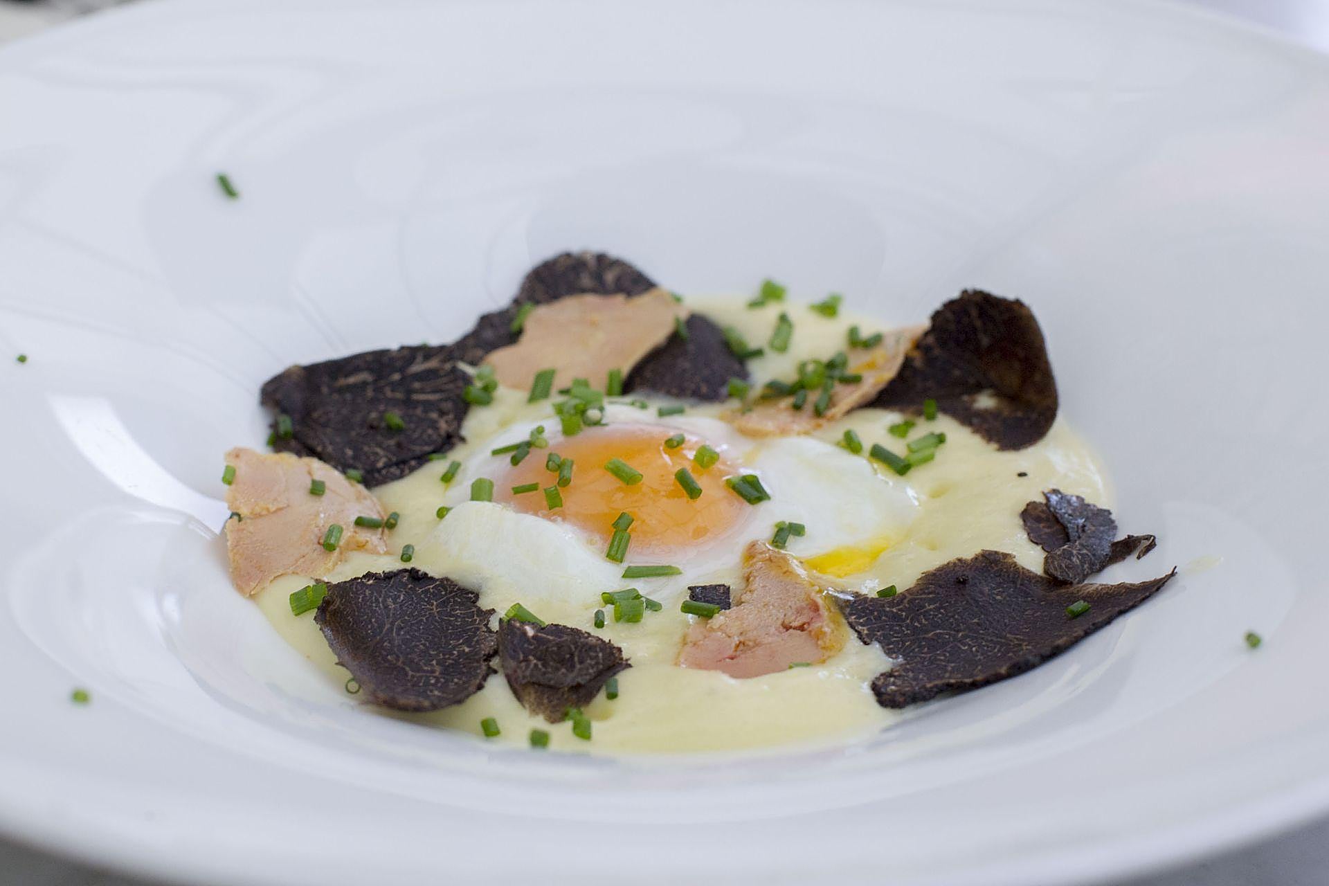 Huevos con trufa y foie.