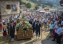 Una imagen de la procesión de la Virgen, el día de la patrona en el santuario de Selaya.
