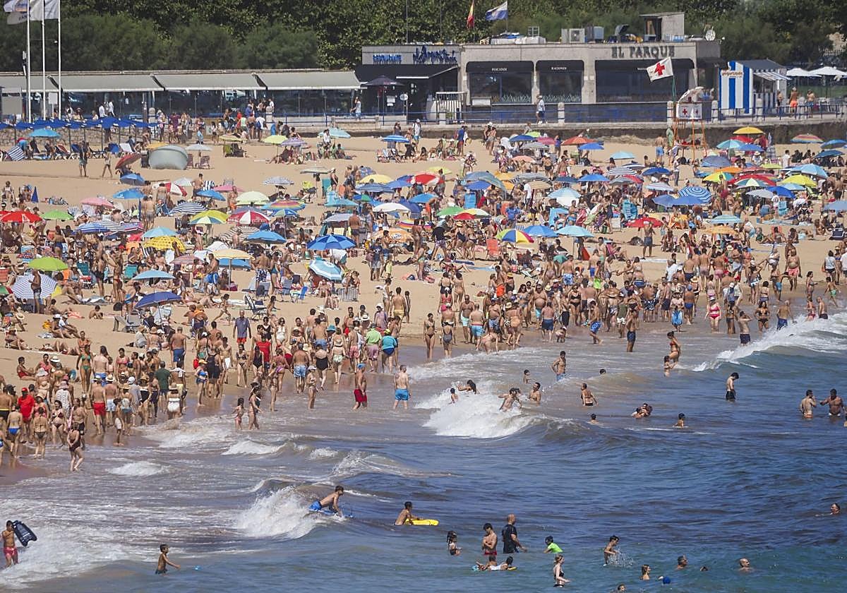 Bañistas disfrutan de una mañana no muy acalorada en el Sardinero.