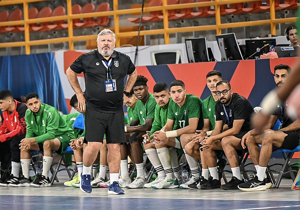 Formación. Julián Ruiz –de pie–, en el banquillo junto a sus jugadores durante el Mundial de Egipto