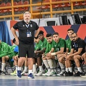 Formación. Julián Ruiz –de pie–, en el banquillo junto a sus jugadores durante el Mundial de Egipto
