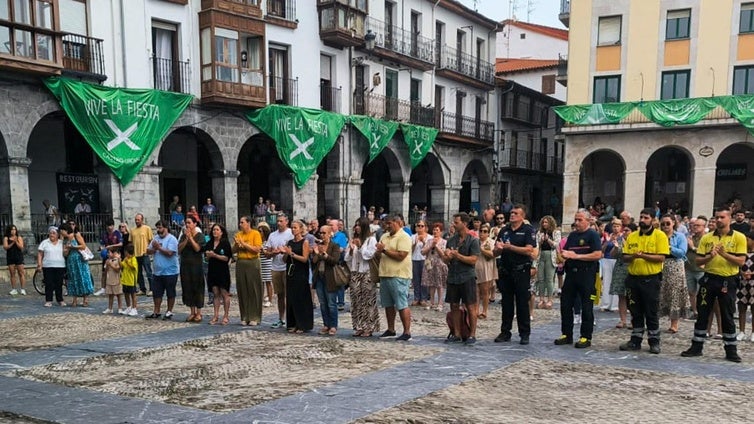 Autoridades y vecinos durante el minuto de silencio en la plaza del Ayuntamiento de Castro.