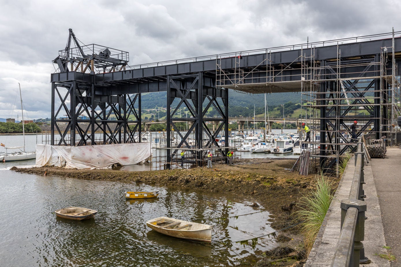 El antiguo Puente de los Ingleses sobre la bahía. 