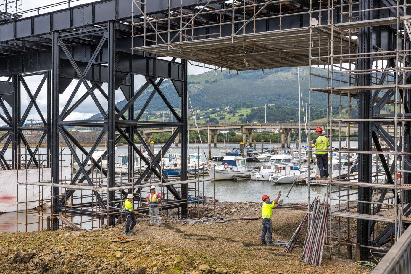 Operarios trabajan en la restauración del cargadero de Orconera.