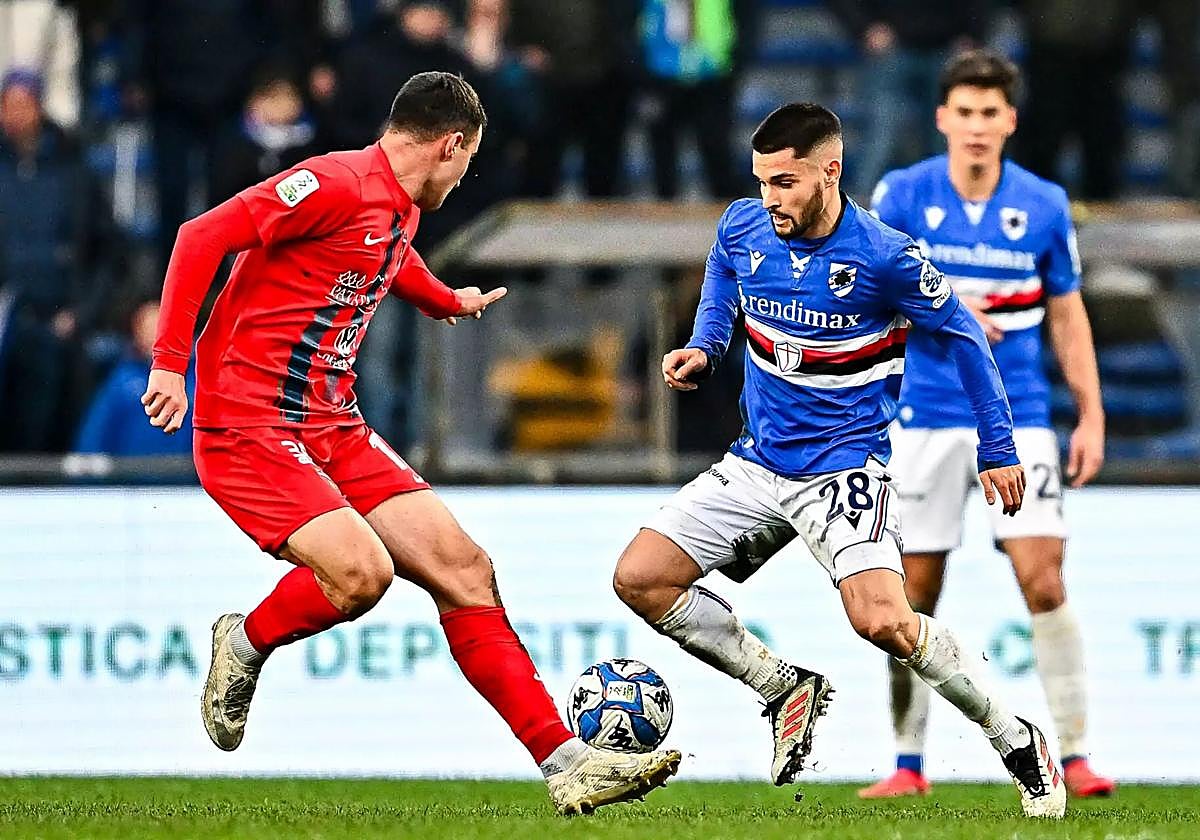 El mediocentro catalán Gerard Yepes, a la derecha, durante un partido con la Sampdoria la temporada pasada.