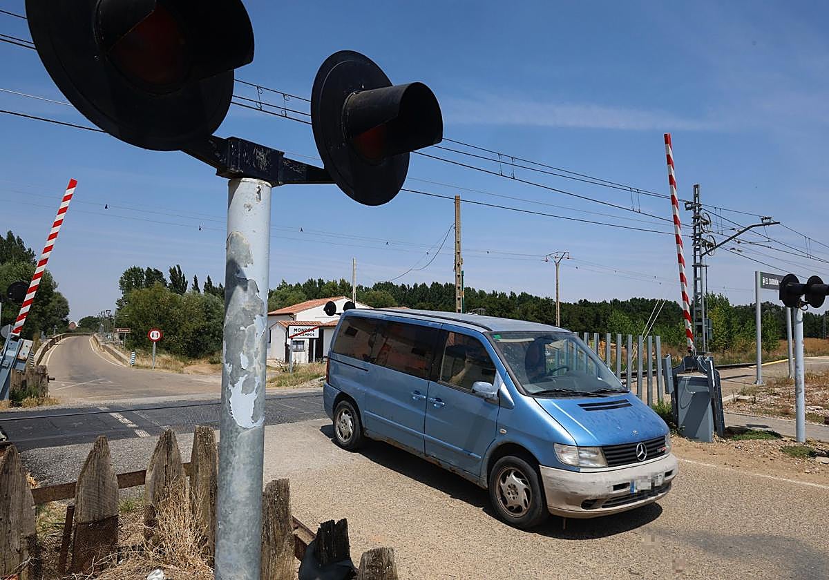Una furgoneta cruza el paso a nivel de Monzón de Campos.