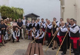 Familiares, amigos, compañeros del Ronda Garcilaso y autoridades descubren la placa en homenaje a Morante, en el Rincón de las Artes, frente al Concha Espina.