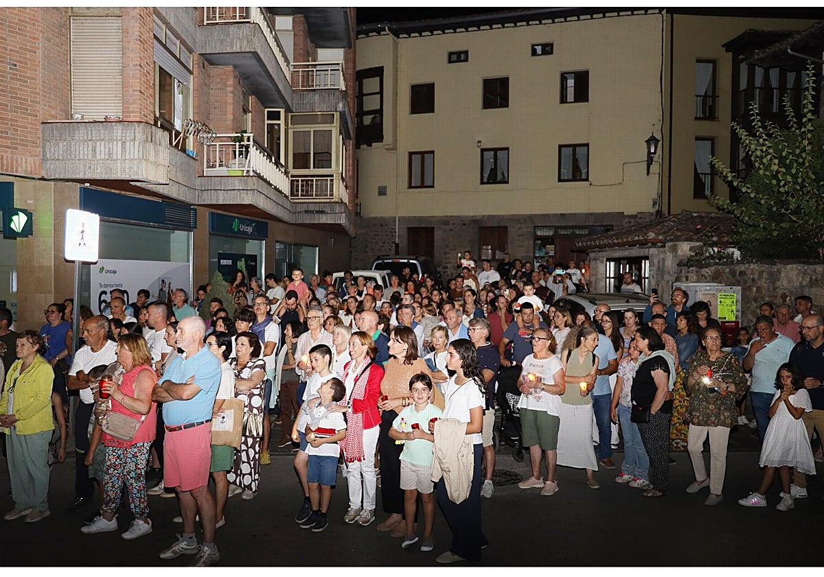 Imagen principal - Personas de todas las edades acompañaron a la patrona de Potes. A la izquierda, dos devotas llevan a la Virgen por la calle Cántabra y , a la derecha, dos devotos la llevan en las andas a la salida de su santuario