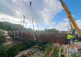 Uno de los puentes junto al arroyo Otero y el parque de San Juan de la Canal.