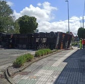 Un camión cargado de bloques de cemento tuvo un accidente hace unas semanas, dañando una casa y un muro.