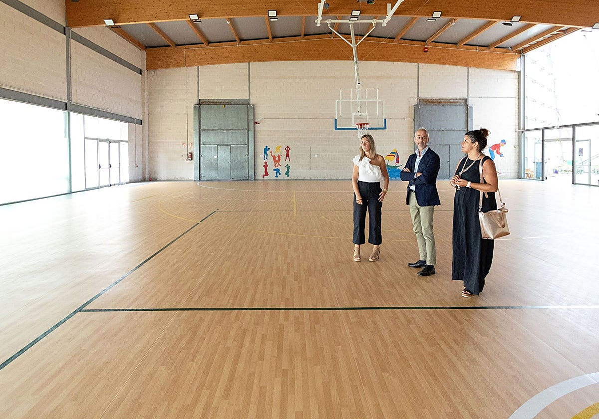 Pista renovada del polideportivo del colegio Palacio de Noja.