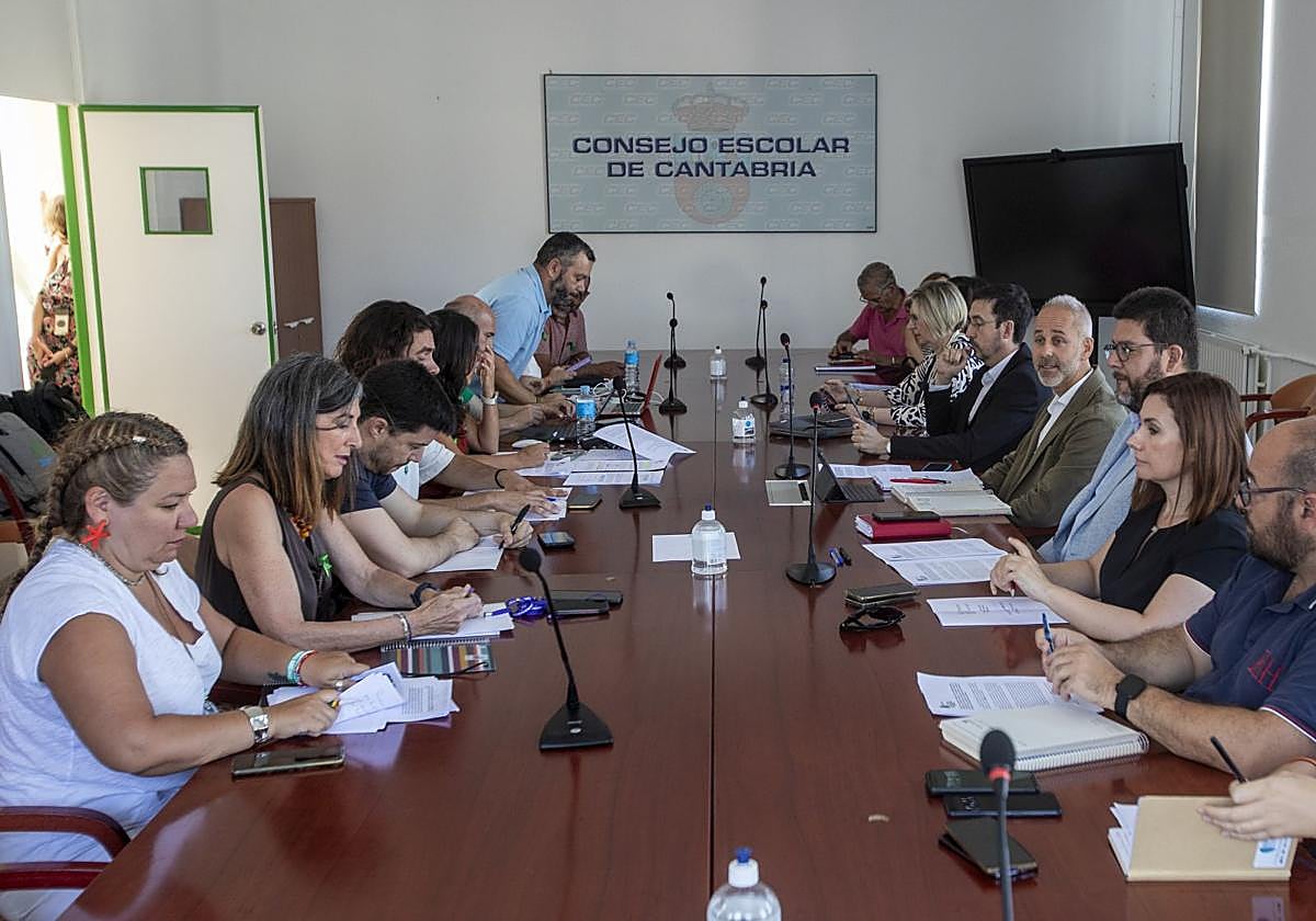 Representantes del profesorado y miembros de la Consejería de Educación se reúnen en la sede del Consejo Escolar de Cantabria.