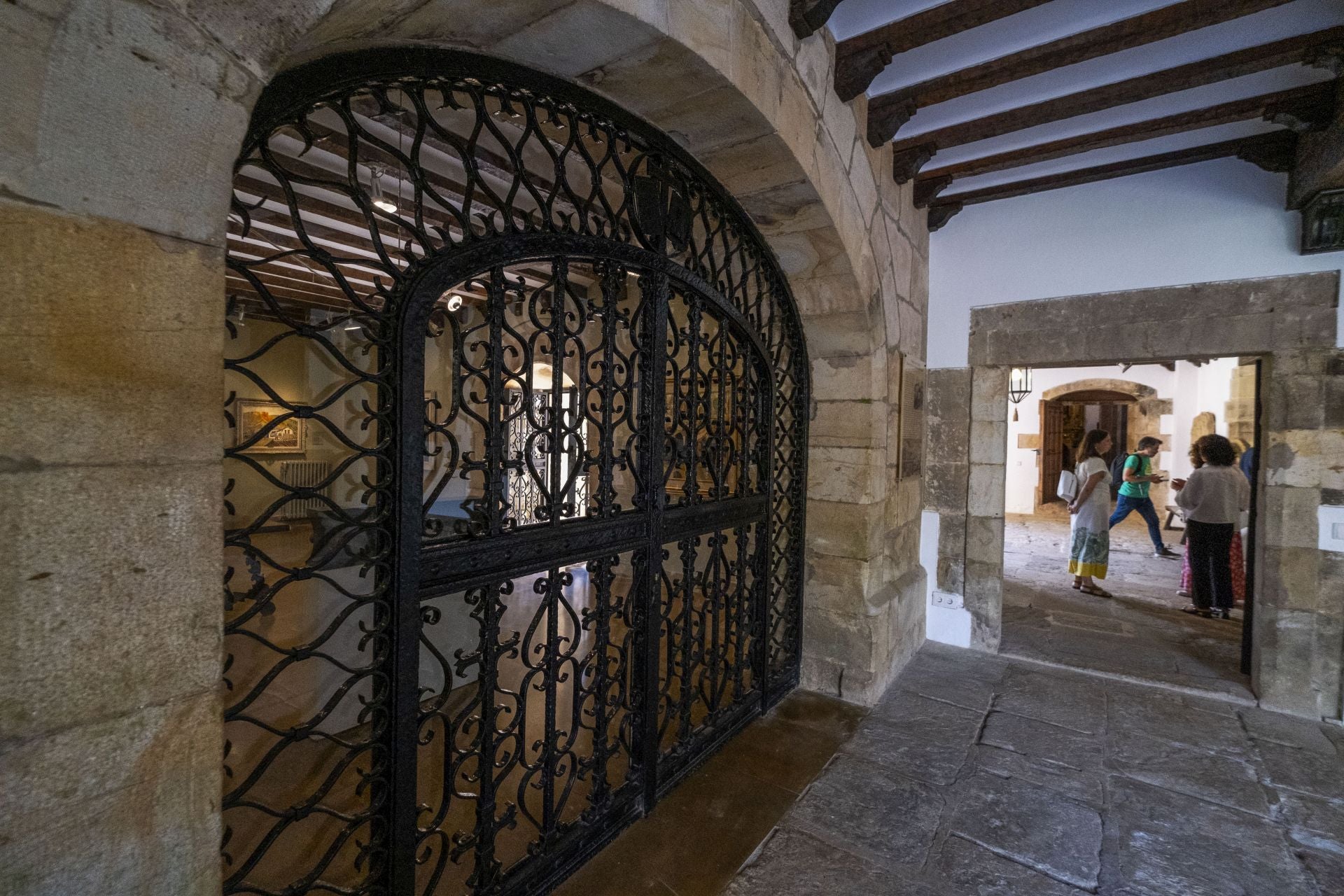Portón interior de acceso a la primera de las salas del museo.