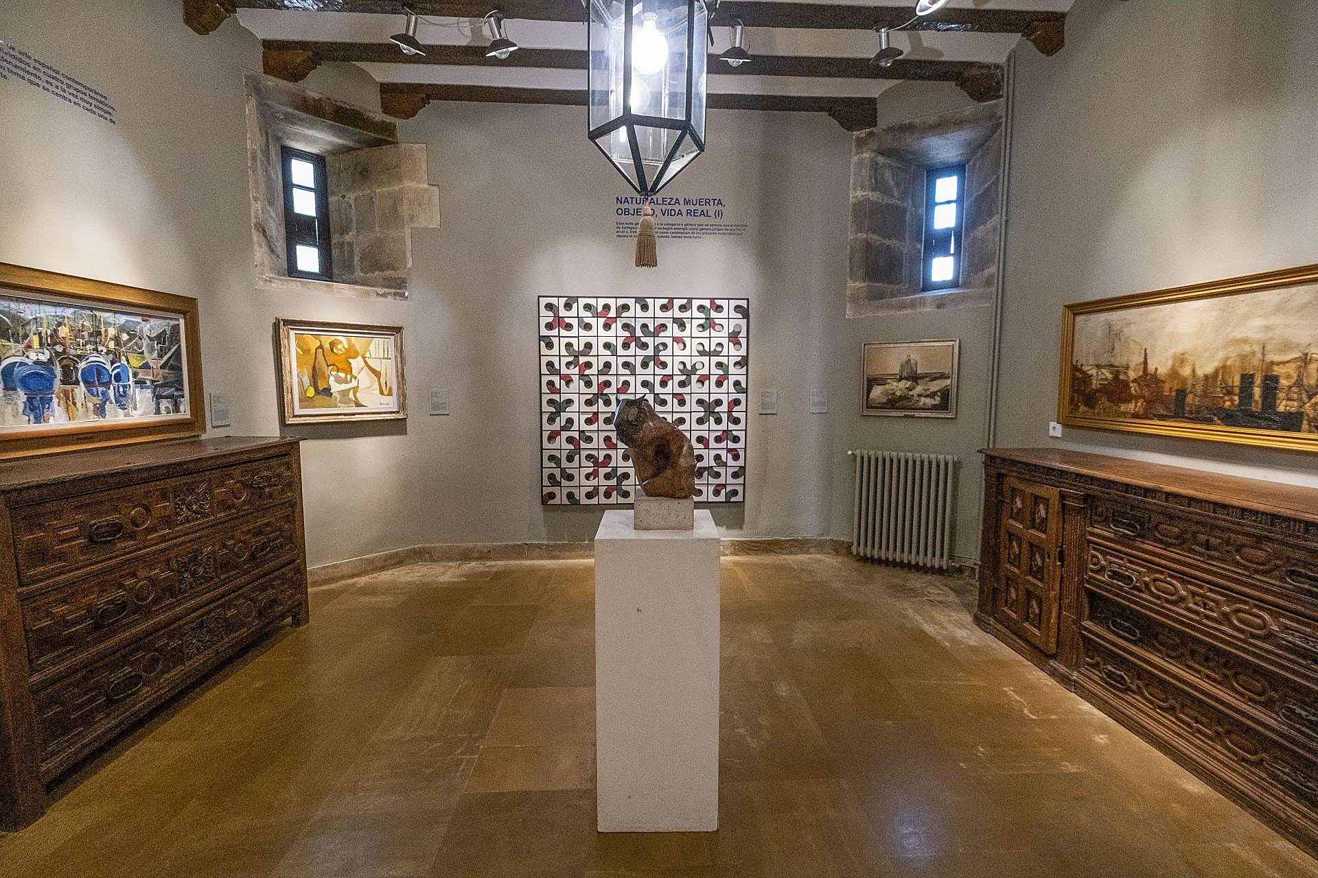 La primera de las salas que recorren los visitantes se centra en el bloque 'Naturaleza muerta, objeto, vidal real'. En ella se pueden ver obras de artistas como Menchu Gal, Pancho Cossío, Jordi Pericot o Aurelio Teno .