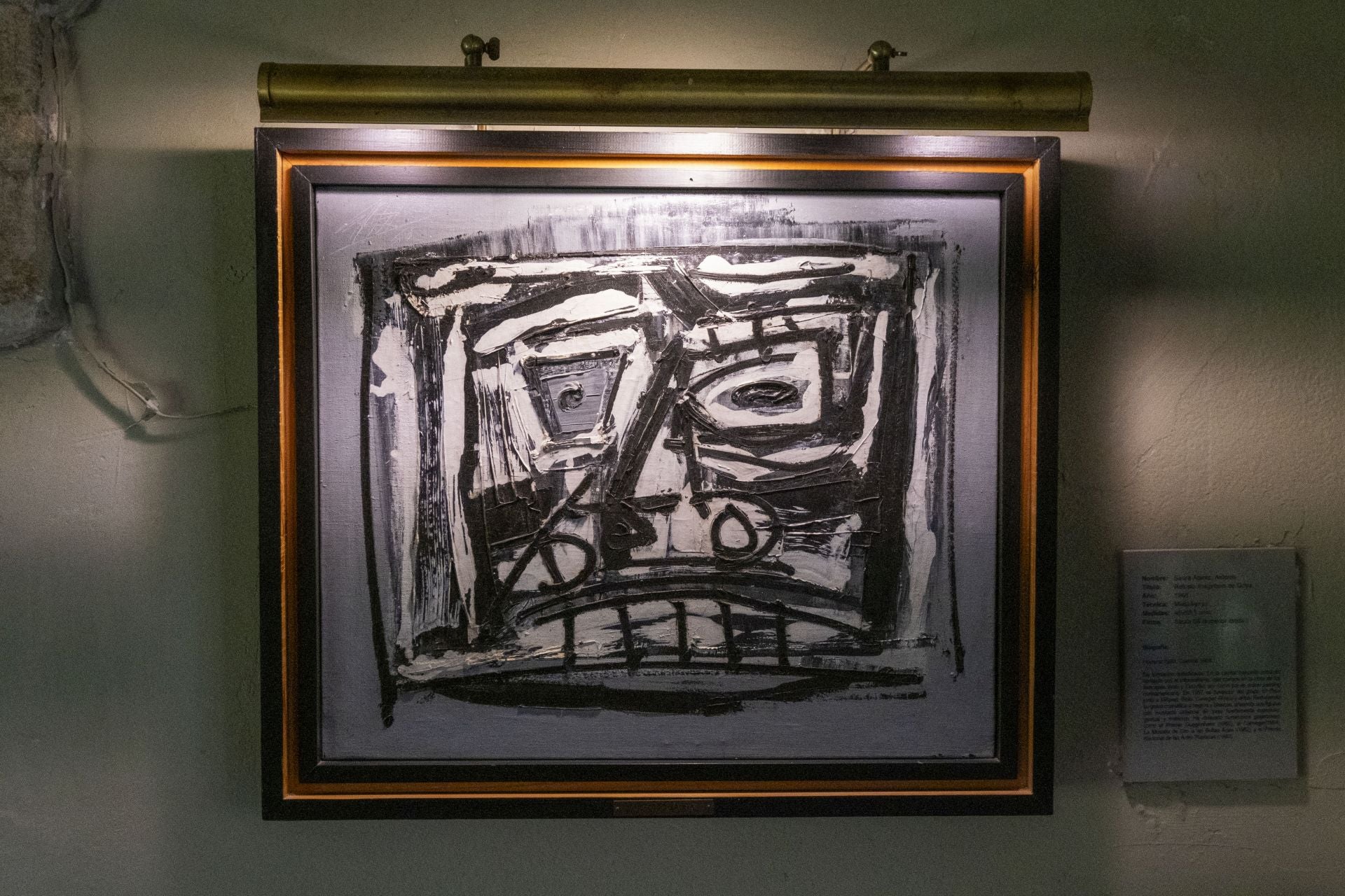 Una de las obras destacadas de la colección es el cuadro 'Retrato imaginario de Goya', realizado por Antonio Saura en 1968.