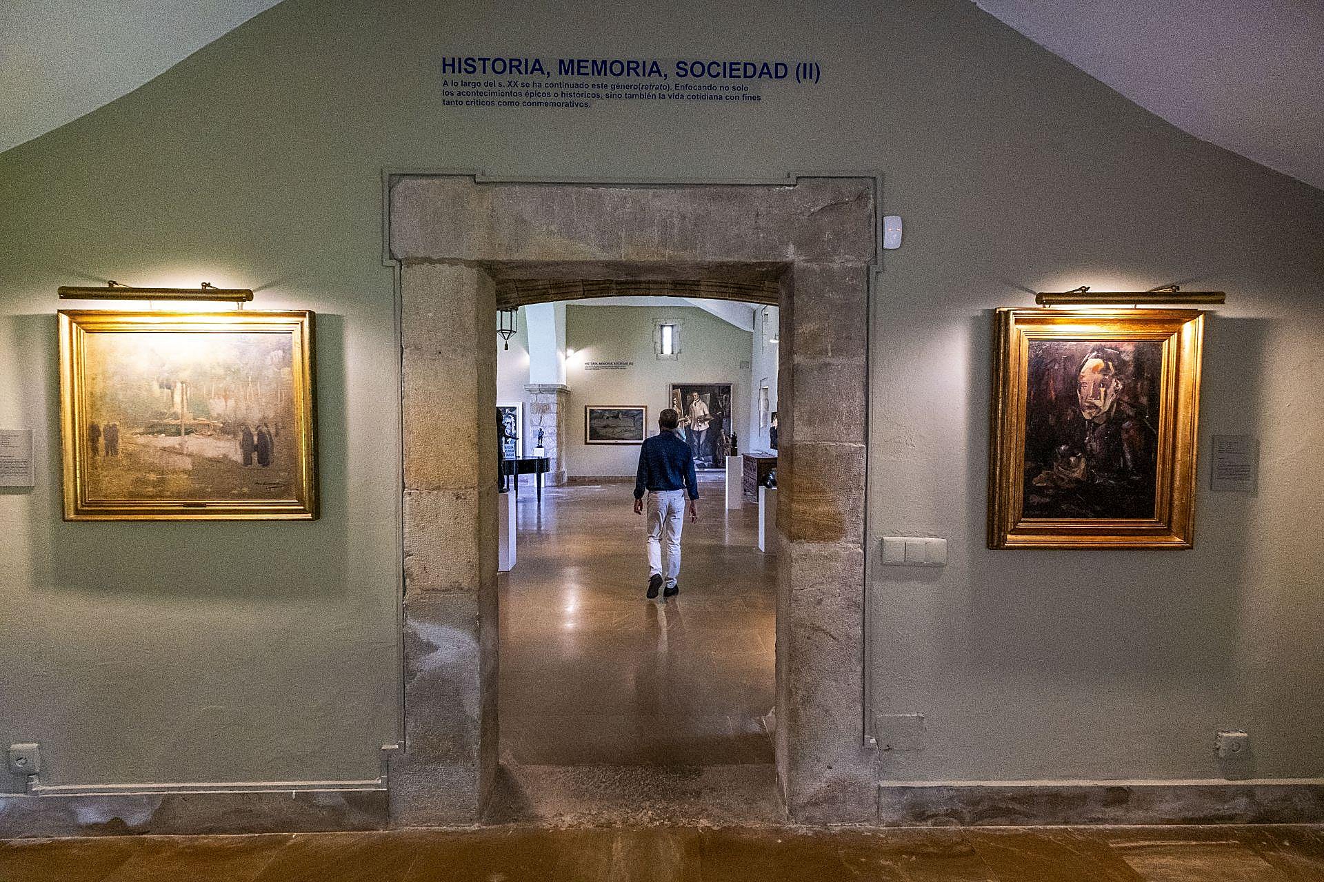 Acceso a la sala principal del museo cántabro, que alberga el segundo bloque de la colección: 'Historia, memoria, sociedad'.