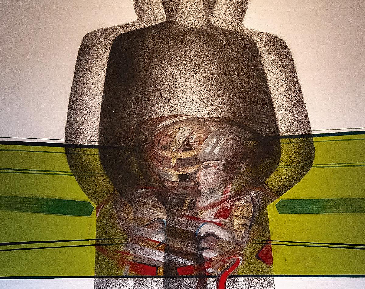 Jardín interior del palacio y la primera de las salas del museo cántabro.