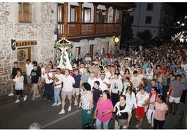 Cientos de personas acompañaron el paso de la procesión nocturna por la villa de Potes