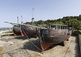 Los galeones de Vital Alsar están muy deteriorados por el paso del tiempo y la falta de mantenimiento.