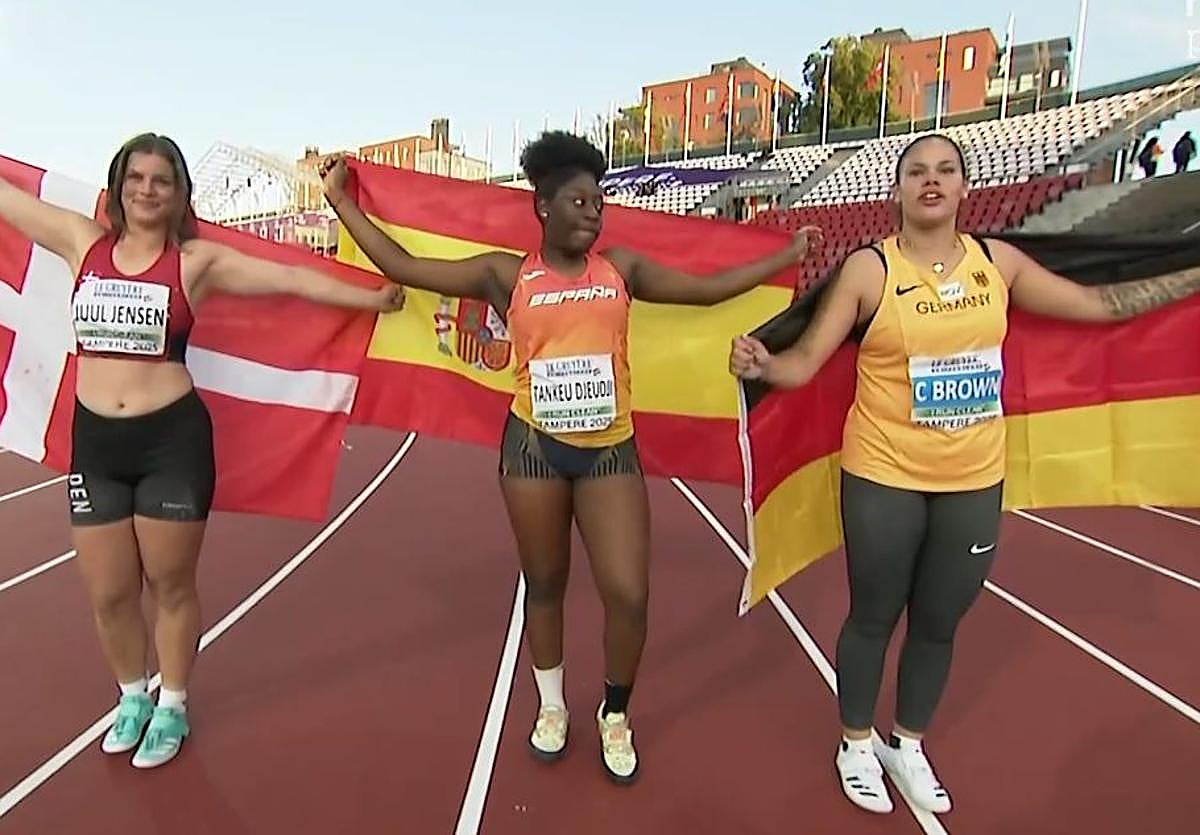 Andrea Tankeu, en el centro, junto a la danesa Anne Juul Jensen (izquierda) y la alemana Curly Brown, bronce y plata respectivamente