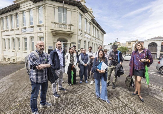 Los representantes del profesorado a la salida de una de las reuniones por la adecuación salarial en el Consejo Escolar.