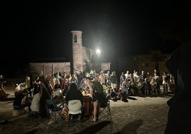 En la calle. Los participantes representan la obra de teatro en la plaza del pueblo fuera de la iglesia de San Martín de Elines.