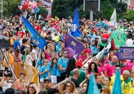 El desfile de peñas de Torrelavega no deja a nadie indiferente