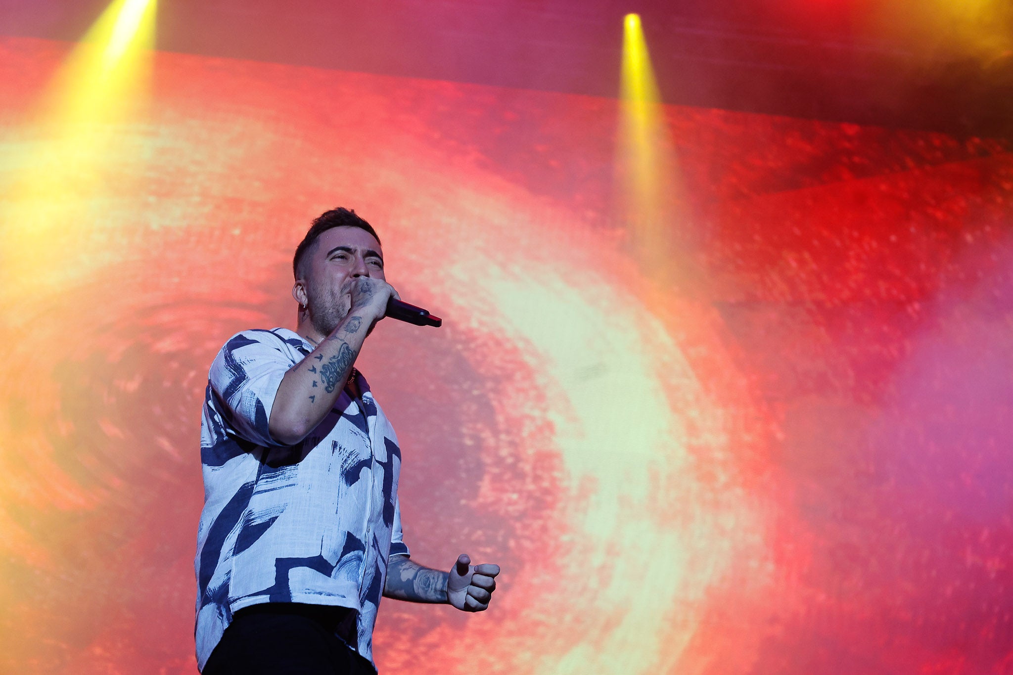 El cantante, lleno de energía, no paró de moverse sobre el escenario.