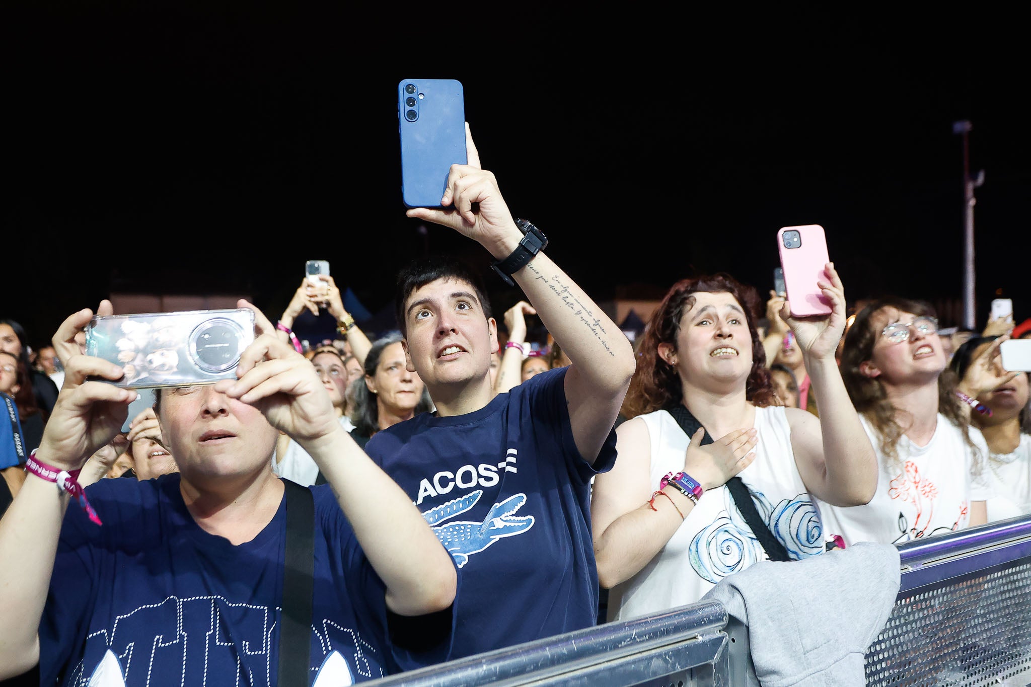 Durante el concierto, algunos fans grabaron los temas más escuchados del cantante sevillano.
