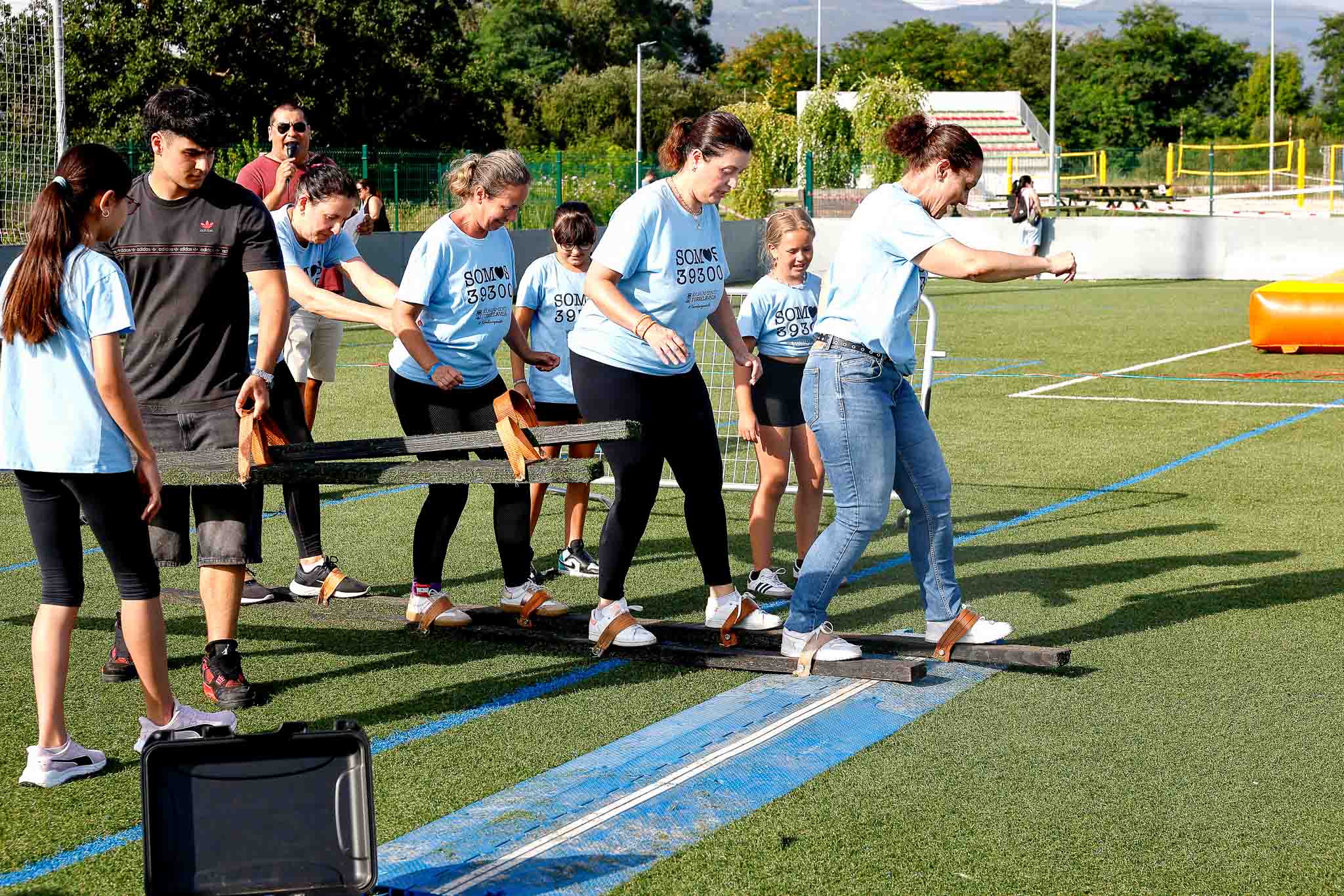 Peñistas participan en una carrera en grupo, este sábado, en Torrelavega. 