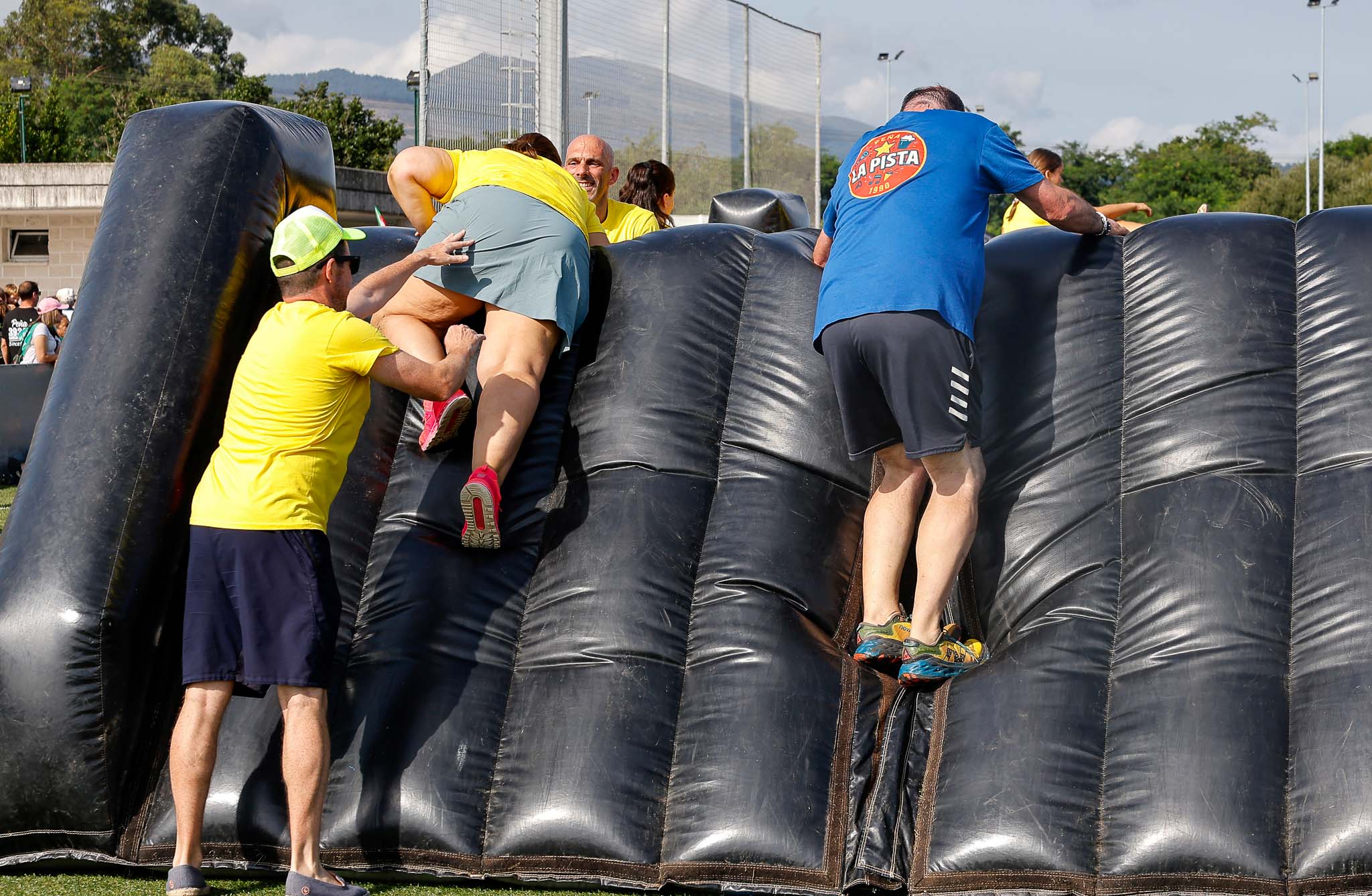Participantes escalan un hinchable durante una de las pruebas. 