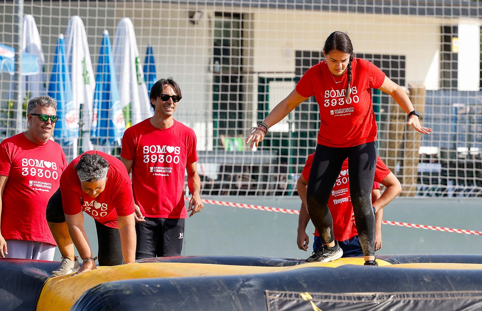 Una participante mantiene el equilibrio en una de las competiciones. 