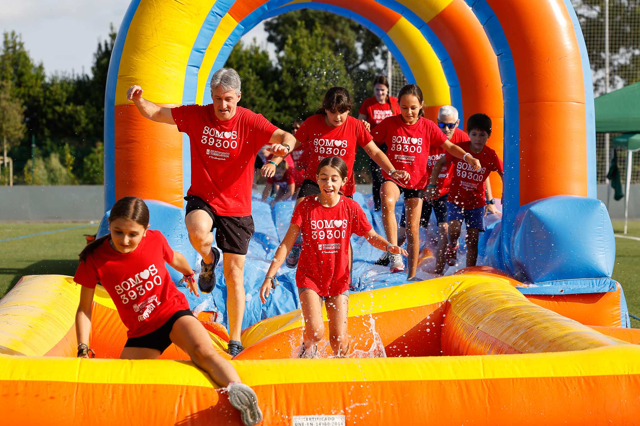 Un equipo salta en el tobogán de agua. 
