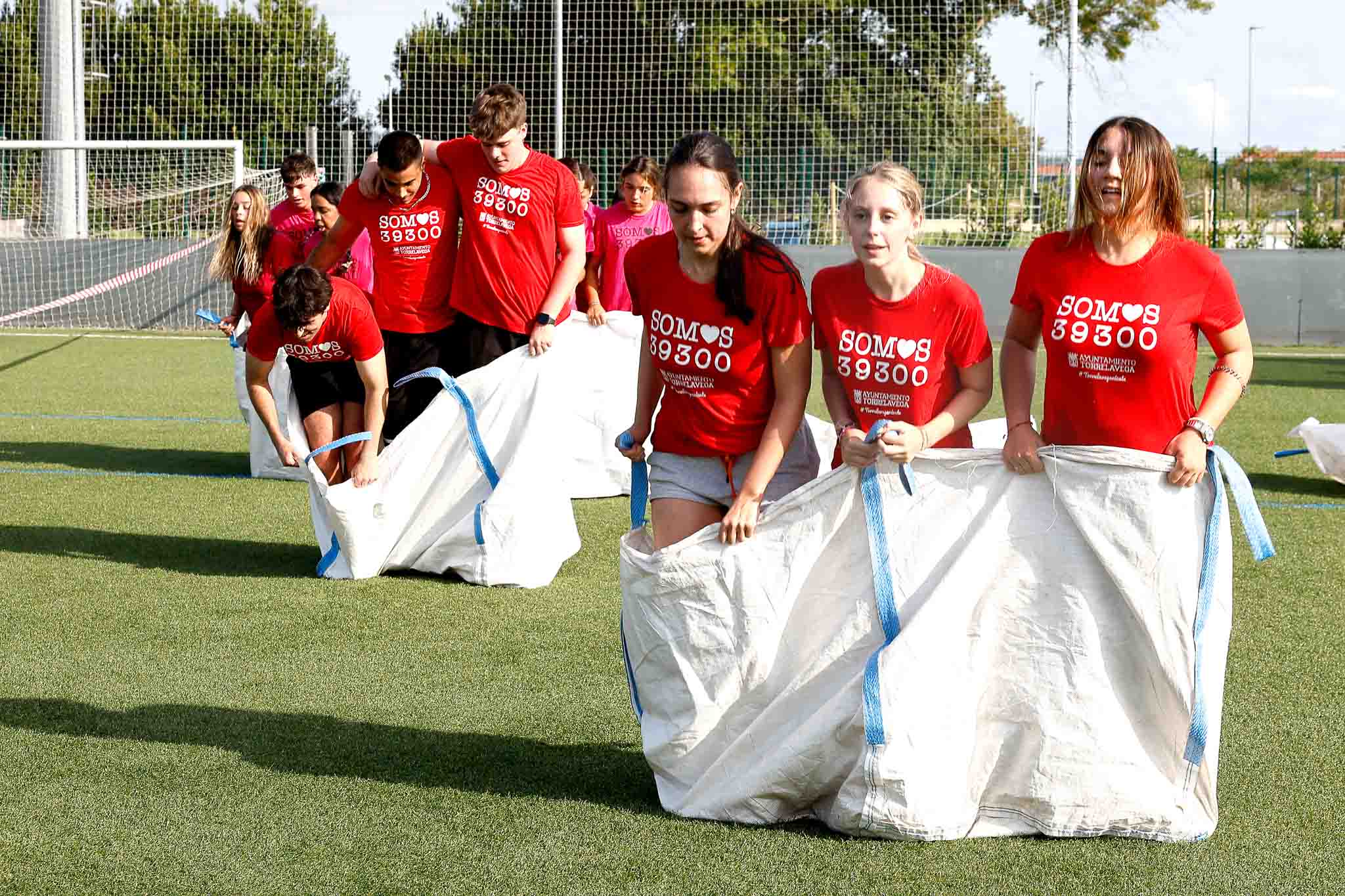 Personas de todas las edades participaron en la gincana.