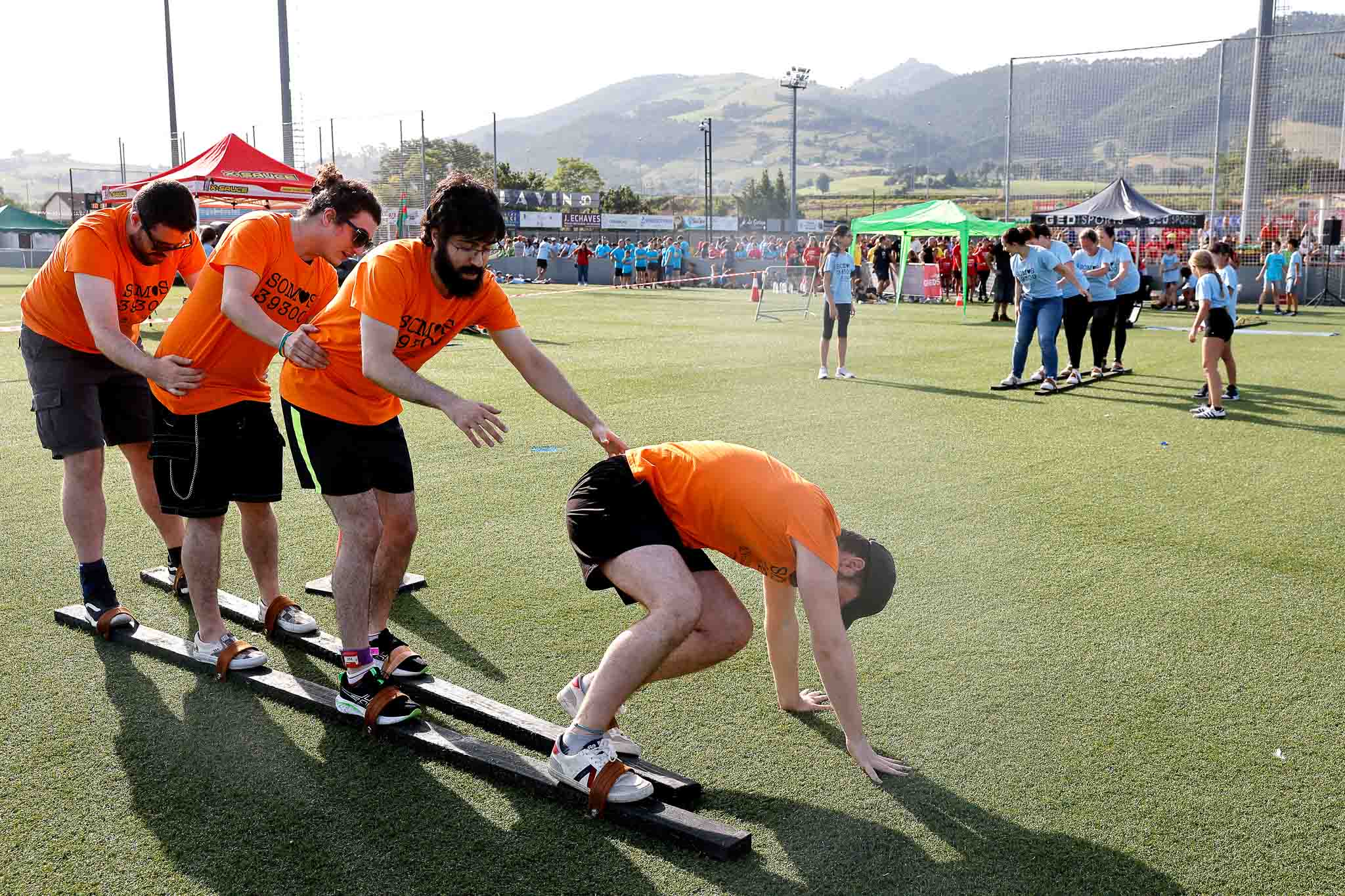 Los peñistas tuvieron que ayudarse unos a otros para avanzar en los desafíos. 