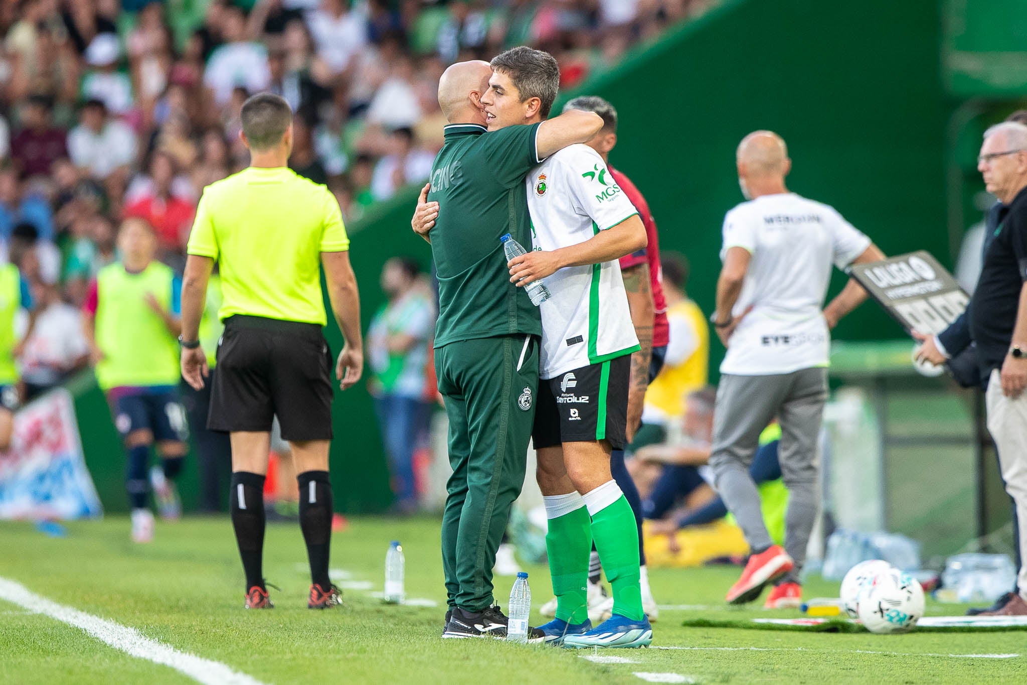 Íñigo Sainz-Maza se abraza con José Alberto
