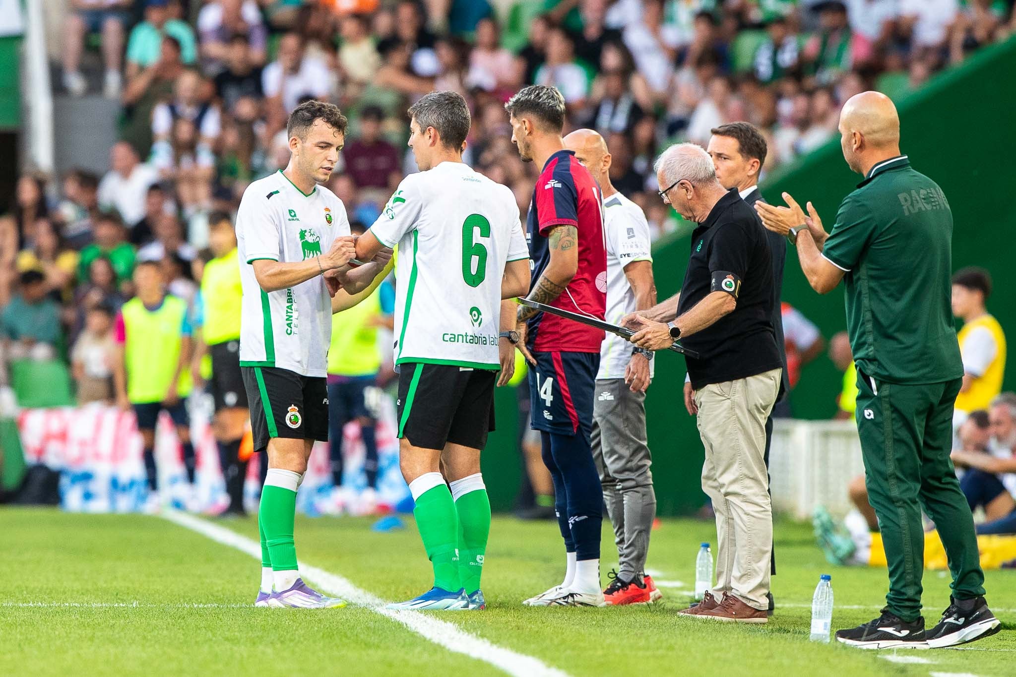 Vicente coloca el brazalete de capitán a Íñigo Sainz-Maza