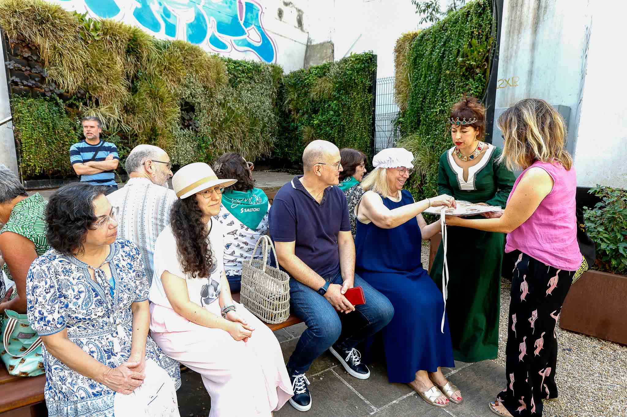Degustación de dulces frente al Teatro Municipal Concha Espina.