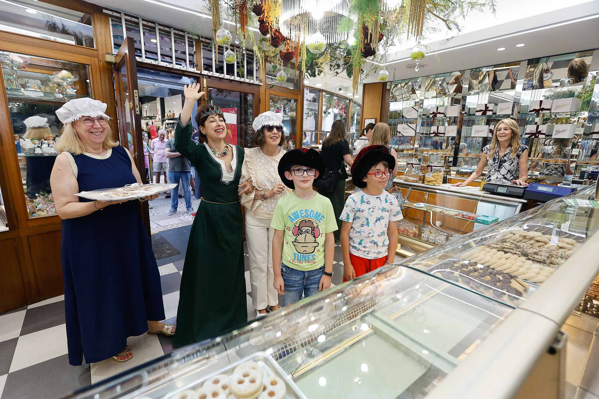 Confitería Blanca en la calle Consolación es visitada por la excursión.