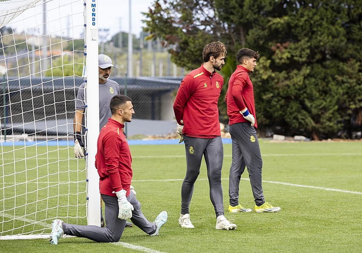 Porteros del Racing, en un entrenamiento de esta pretemporada.