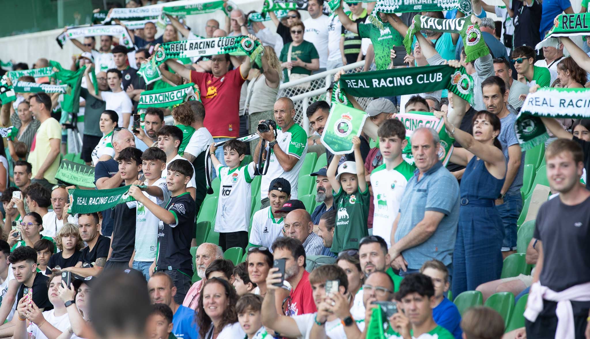 La afición verdiblanca se dio cita en los Campos de Sport para ver el último partido de pretemporada.