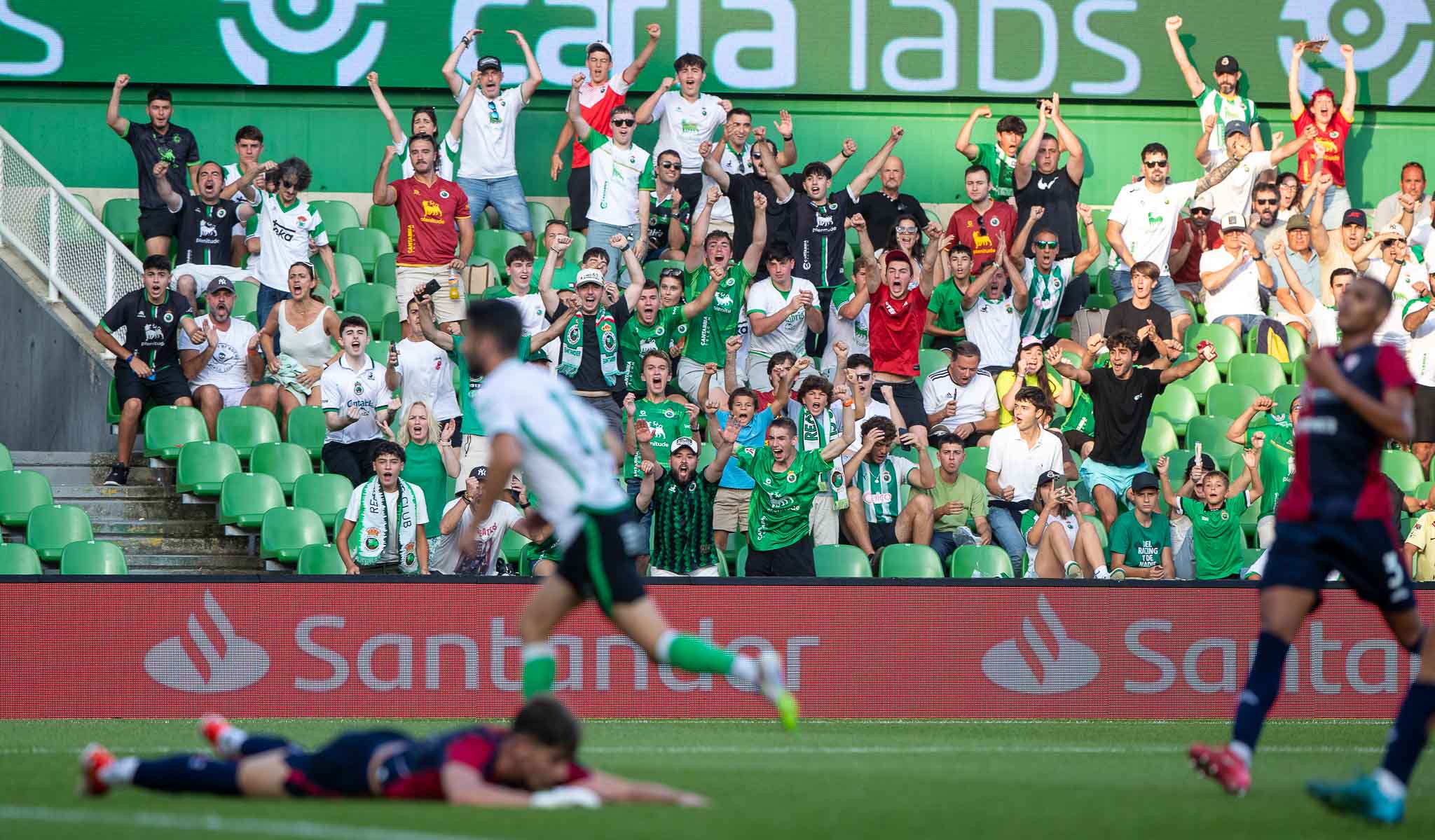 La afición del Racing celebra el tanto de Andrés Martín.