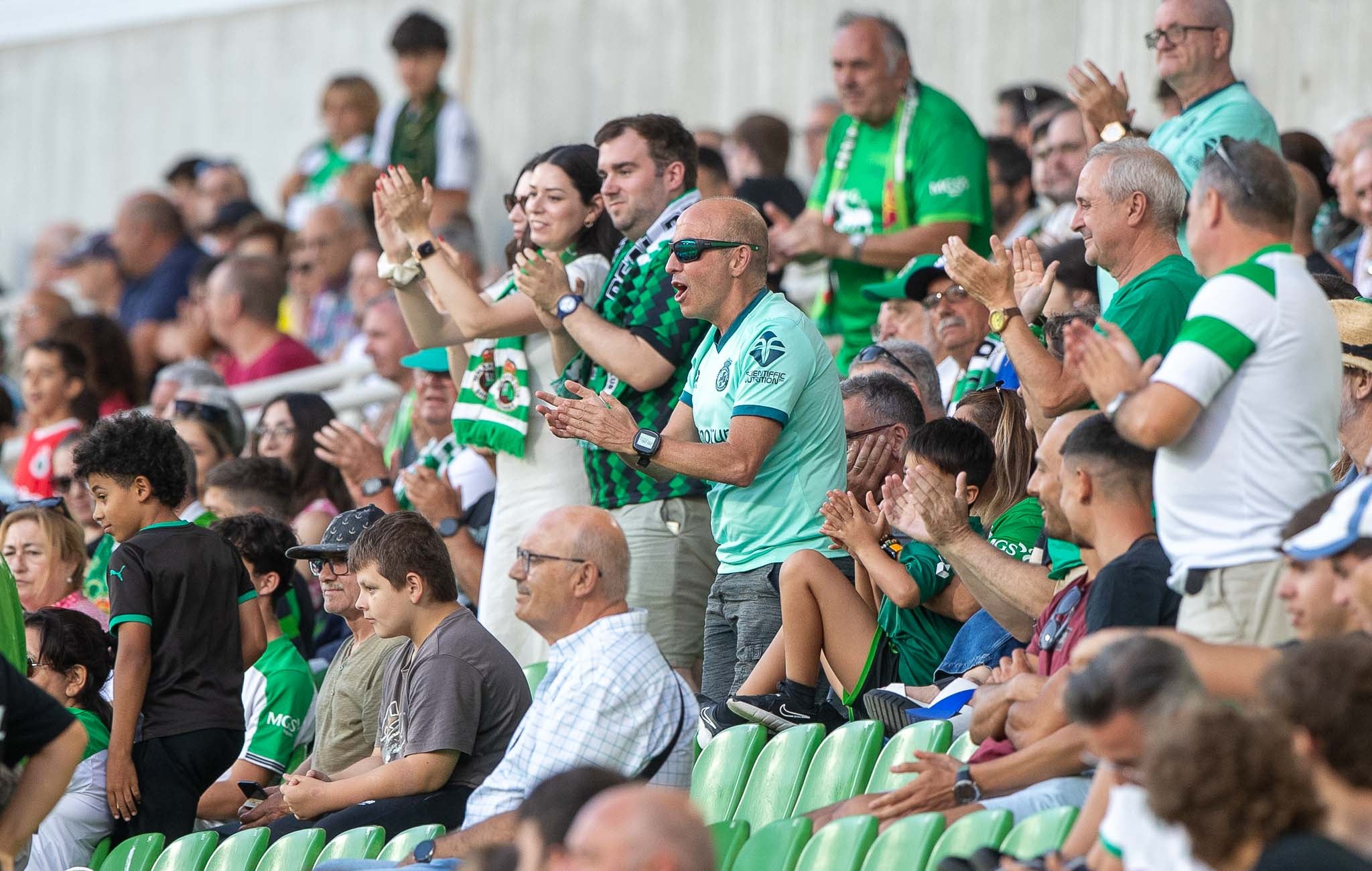 La afición verdiblanca anima al equipo en el partido que cerraba la pretemporada racinguista.